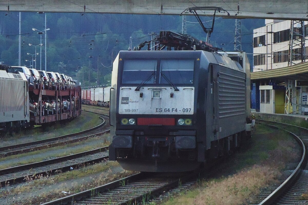 On 4 April 2015 TX Log 189 997 stands in Kufstein, waiting for departure toward Brennero.