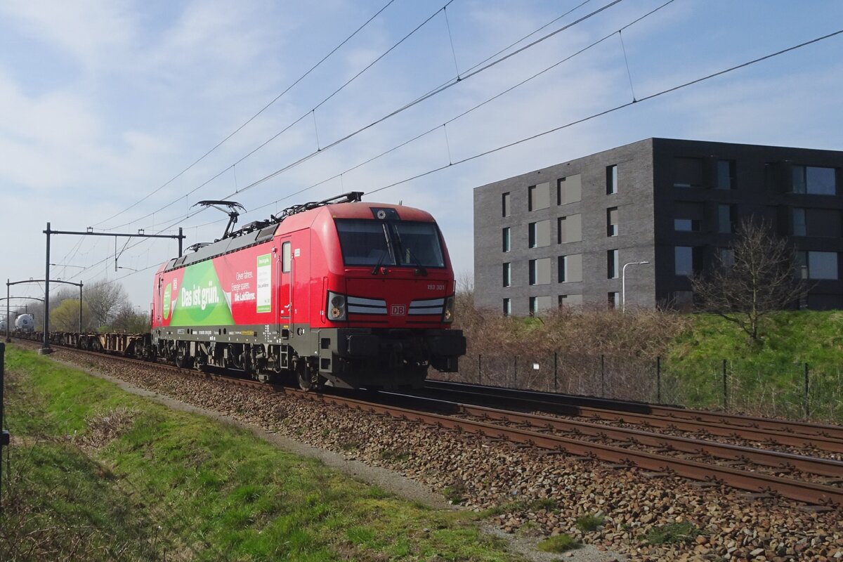 On 5 April 2023 DBC 193 301 declares herself green whilst hauling a freight train near Tilburg-Reeshof.