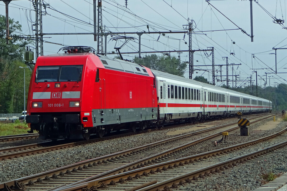 On 5 August 2019 DB 101 008 enters Bad Bentheim with an Amsterdam bound IC service. Since the twelve Vectrons, rented by NS from ELL, have taken over all services Amsterfdam--Berlin via Bad Bentheim, but loco swaps and 101 deployment for normal trains are consigned to history. 