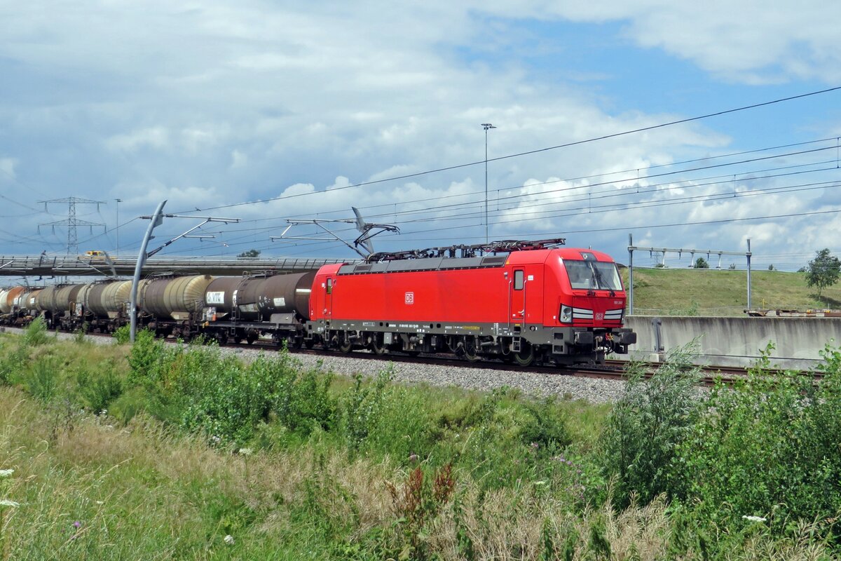 On 5 July 2020 DBC 193 302 hauls a tank train through Valburg on the Betuwe Route freight artery.