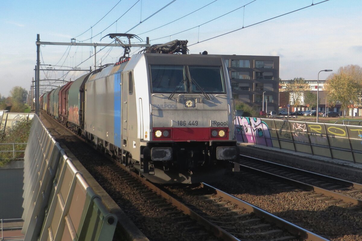 On 5 November 2020 Lineas 186 449 yet has to receive her stickers when she hauls a steel train through Tilburg-Reeshof and gets photographed from the platform with some zooming. 