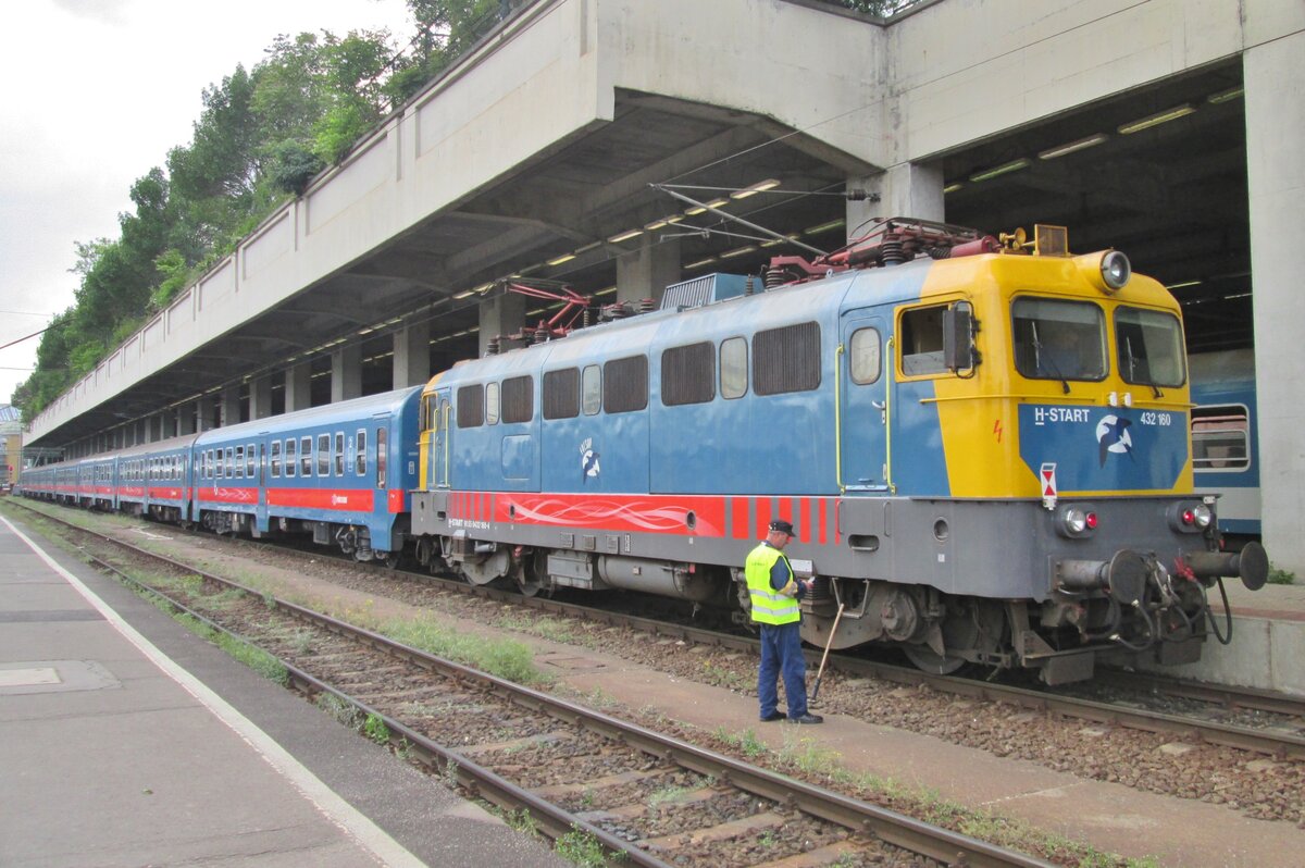 On 6 May 2016 the driver of 432 160 gives his engine a short inspection at Budapest-Nyugati.