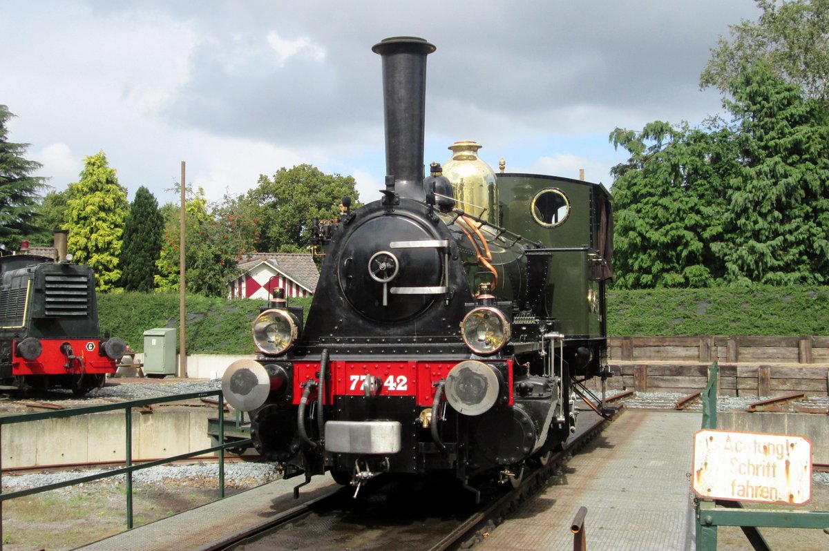 On 6 September 2015 SHM 7742 stands as a guest at the turn table in Beekbergen with the VSM during the Terug naar Toen weekend.