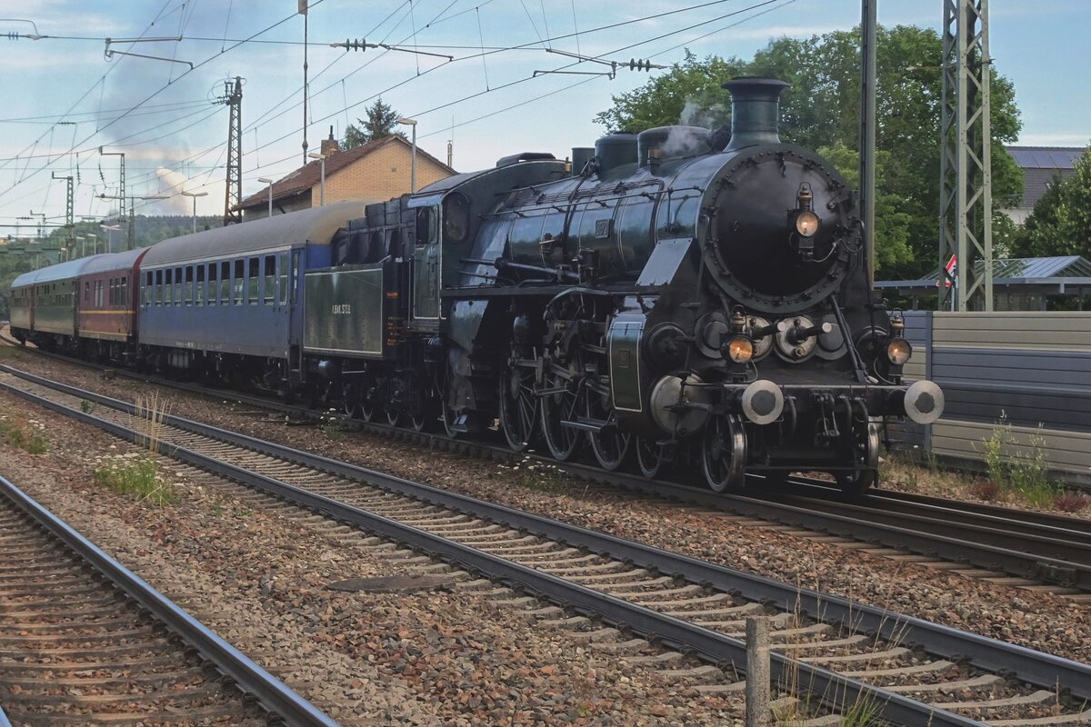 On 9 July 2022 Bavarian 3673 stands at Amstettem (Württemberg) with a steam shuttle to GFeislingen (Steige). 