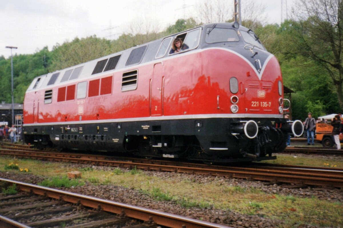 On a grey 17 July 1999 ex-DB 221 135 runs round at the DGEG-Museum in Bochum-Dahlhausen.