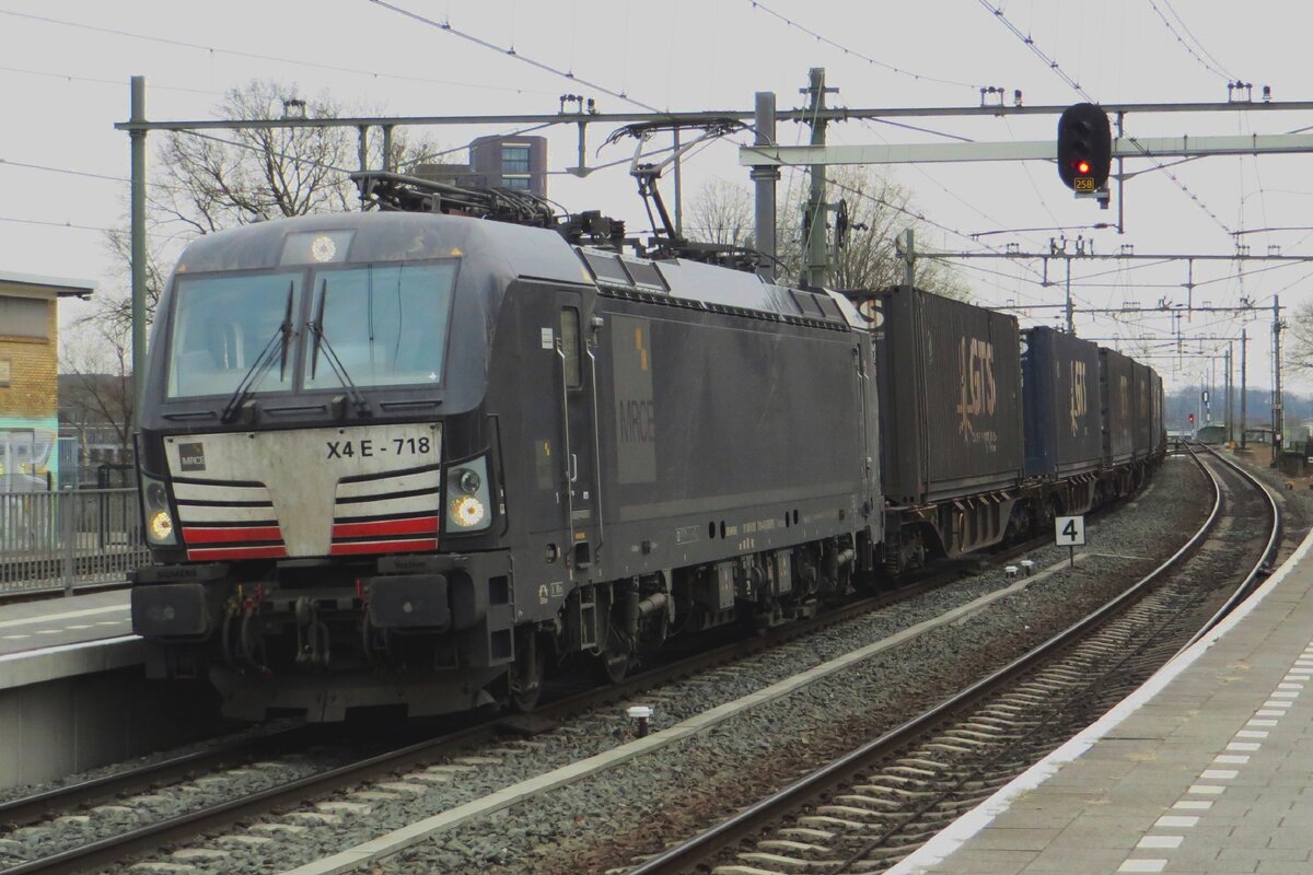 On a misty 16 March 2022 X4E-718 hauls the GTS container train toward waalhaven through Blerick.