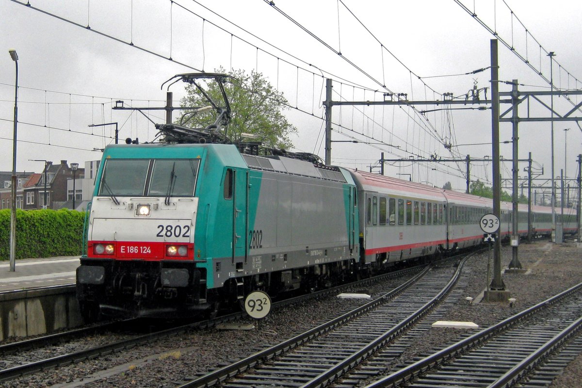 On a rainy 3 July 2012 CoBRa 2802 enters Dordrecht Centraal with an IC-Benelux, existing of rented ÖBB stock.