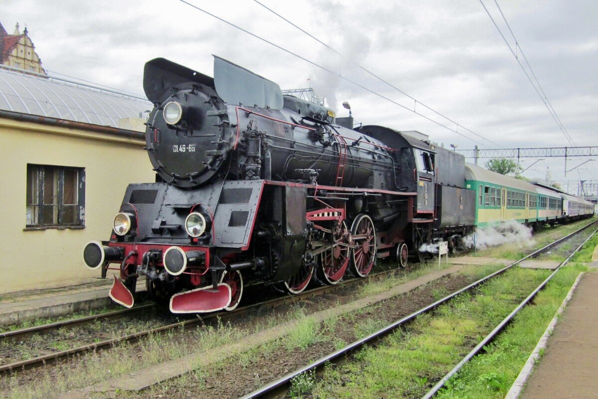 On a rainy 5 June 2013 Ol 49-69 is about to leave Poznan Glowny with a regular steam service to Wolsztyn. Even in 2022/23 thetre aresteam services to and from Wolsztyn on a regular basis in Poland! 