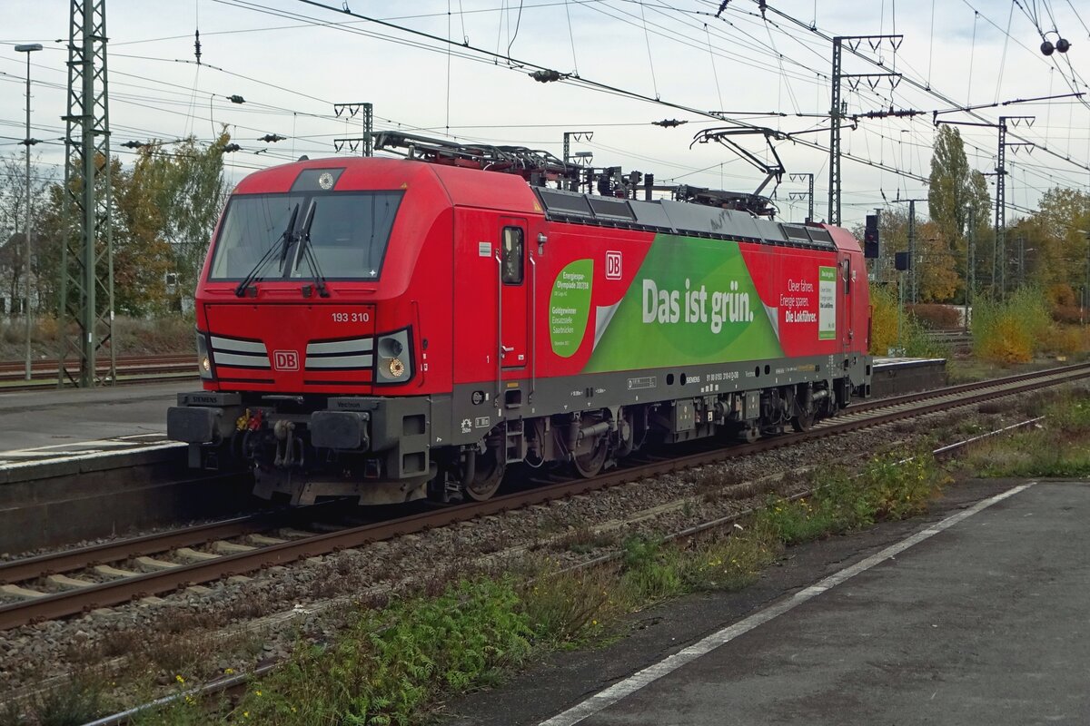 On an increasingly grey 14 November 2019 DBC 193 310 runs round at Emmerich and tries to green herself in combination with the DB corporate identity.