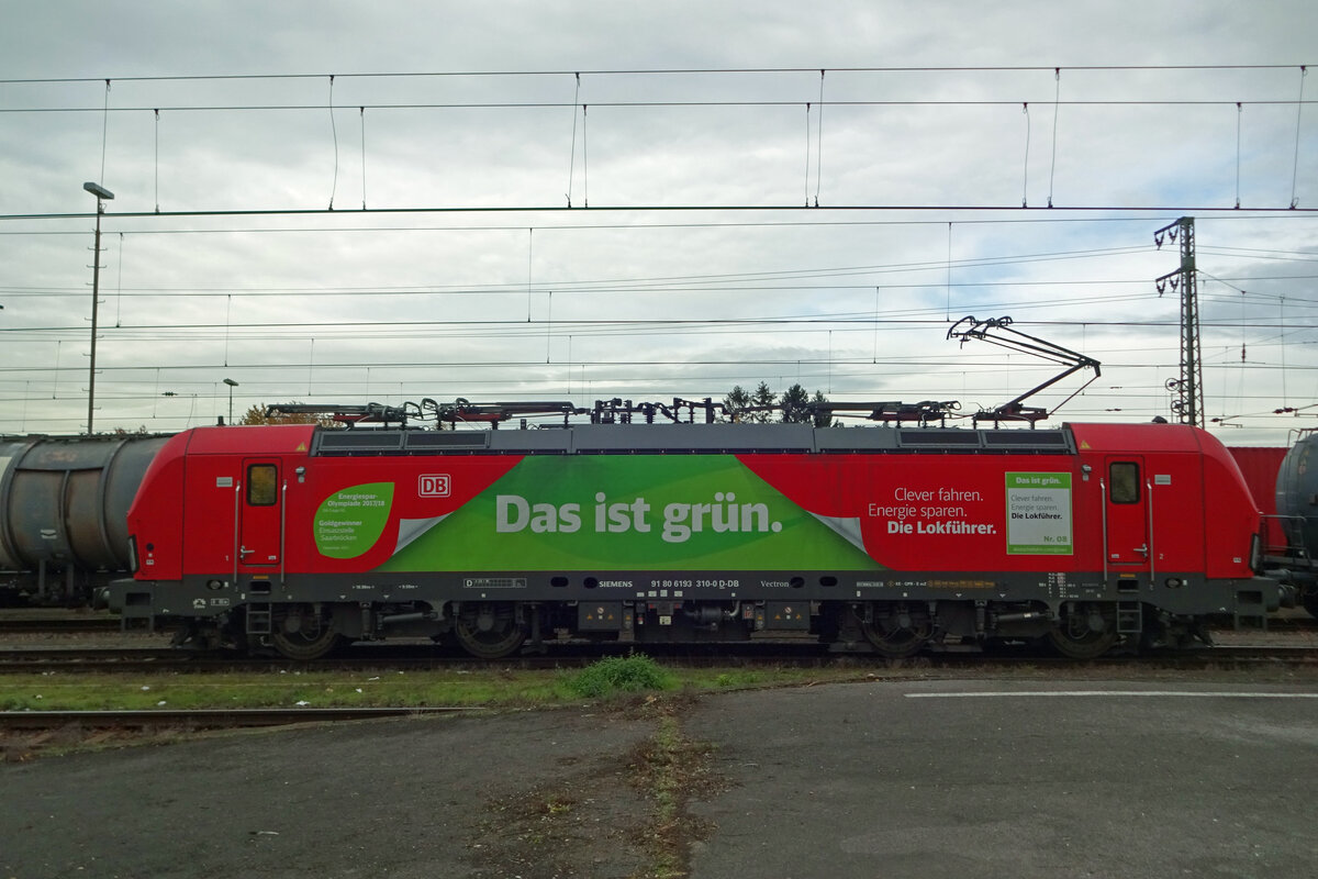 On an increasingly grey 14 November 2019 DBC 193 310 runs round at Emmerich and tries to green herself in combination with the DB corporate identity.