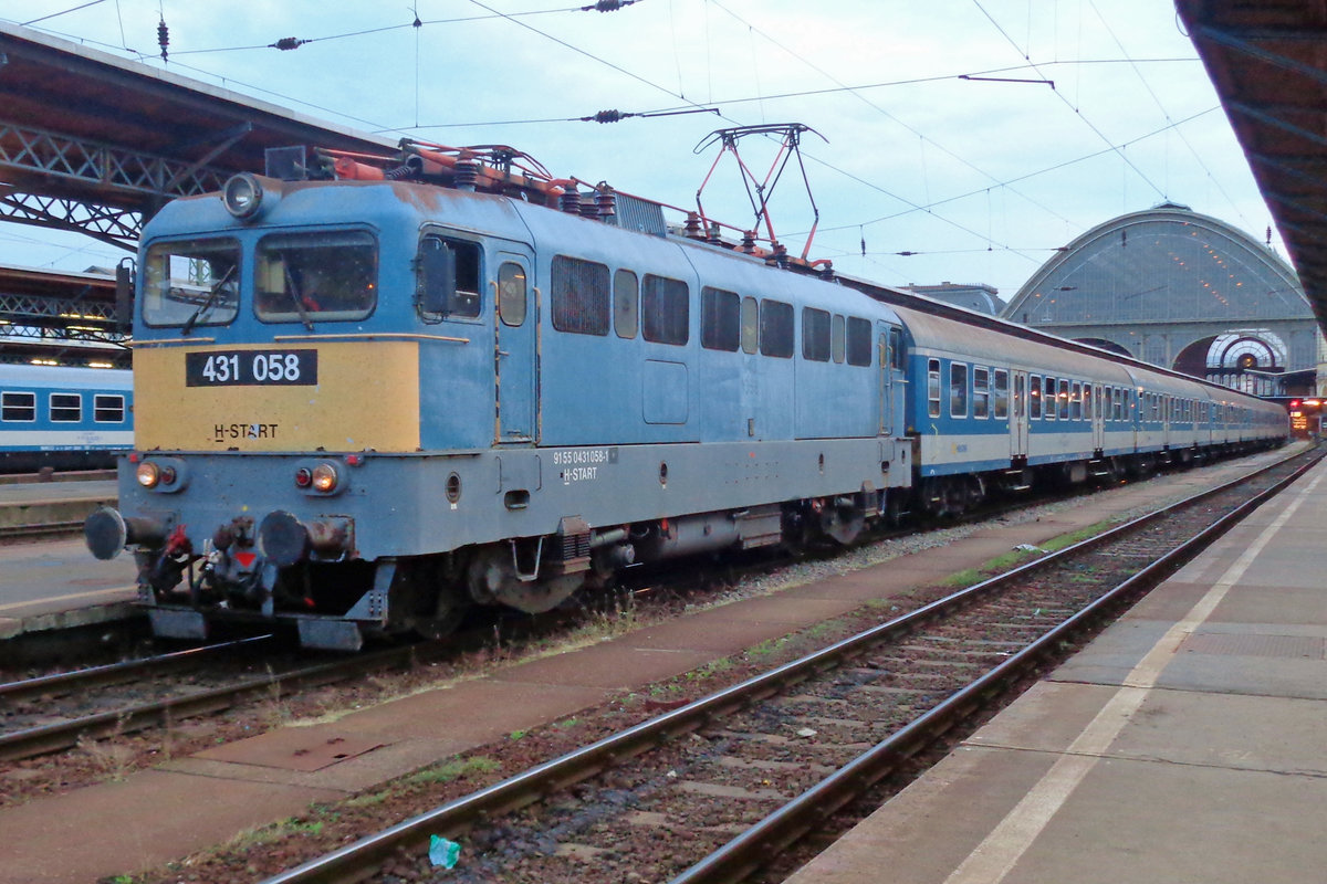 On the evening of 10 May 2018, MAV 431 058 gets ready for departure at Budapest-keleti.