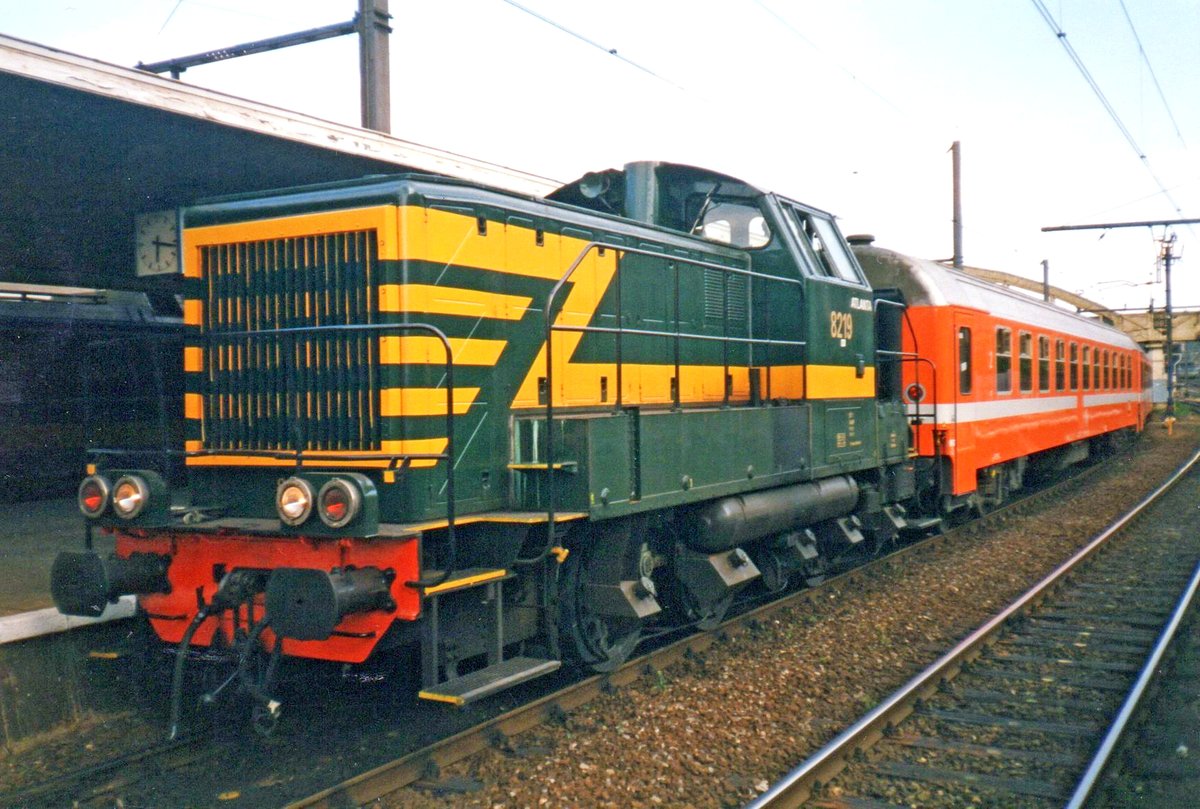 On the evening of 13 July 1999 shunter 8219 'ATLANTA' is active in Liége-Guillemins. 