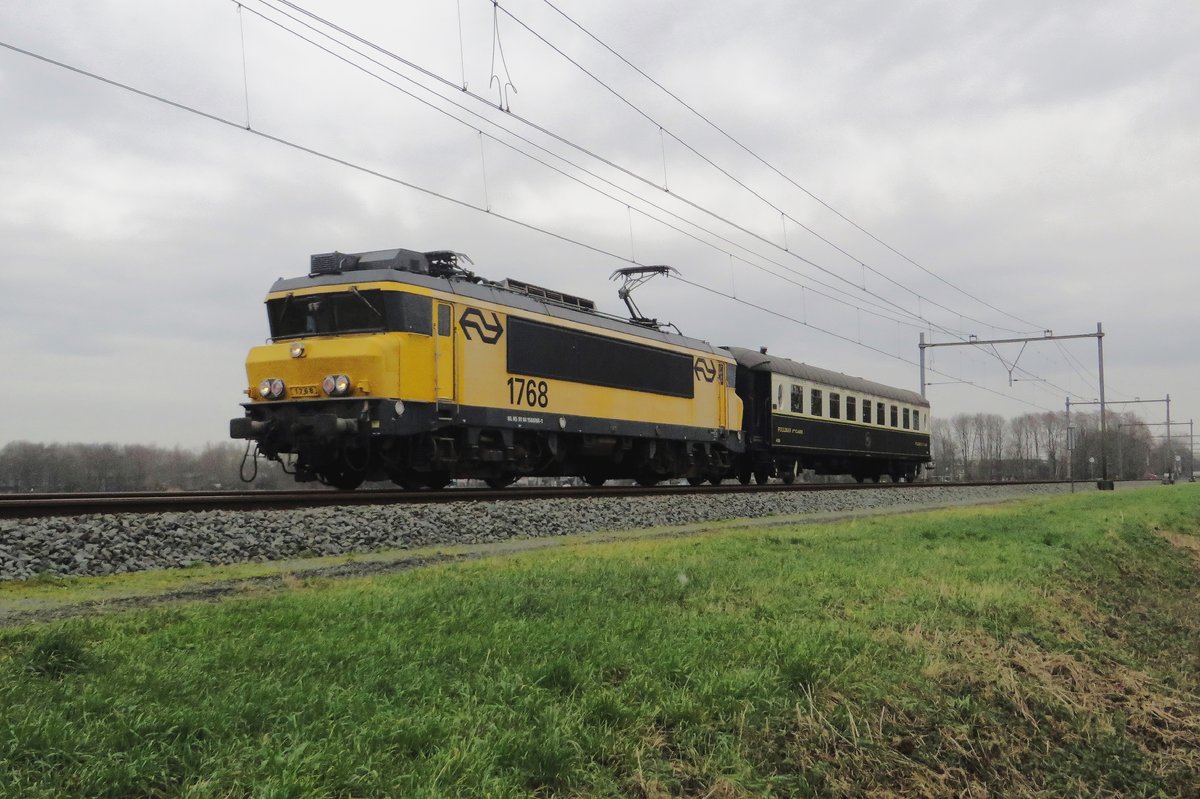 Ona dark 15 January 2021, NMS 1768 hauls a Pullman dining coach through Niftrik. Since 2018, this loco is owned by the Nederlandsch Spoorwegmuseum in Utrecht.