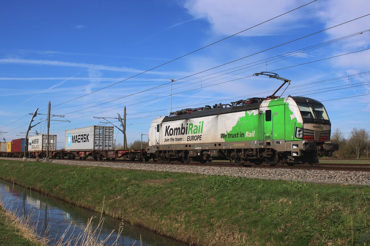 One of the four new vectrons of Kombi rail Europe, 193 128, hauls an intermodal train through Valburg on 14 March 2024.