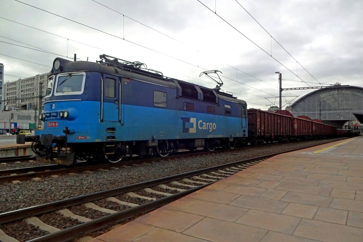 One of the rare freights passing through Praha hl.n. -the busiest railway station in Czechia- is seen on 23 February 2020, being hauled by 130 016.