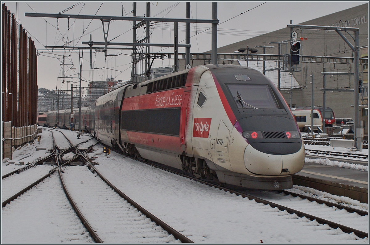 One of the rather rare winter pictures this season: The TGV Lyria Rame 4719 to Paris Gare de Lyon leaves Lausanne train station.

Jan 10, 2024