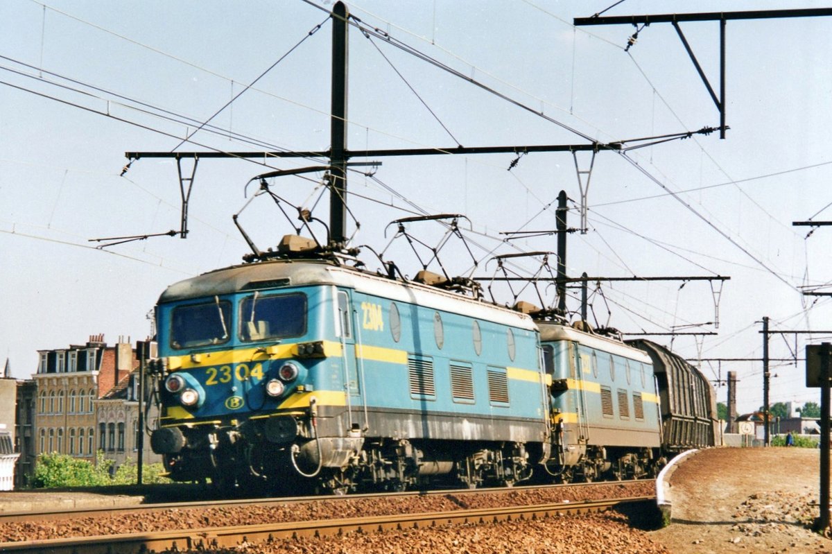 Ore train with 2304 rounds the curve at Antwerpen Dam on 15 May 2002.