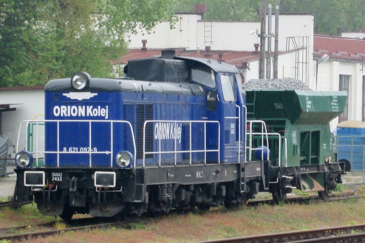 Orion Kolej SM42-2433 stands in Warszawa-Zachodnia on 2 May 2016.