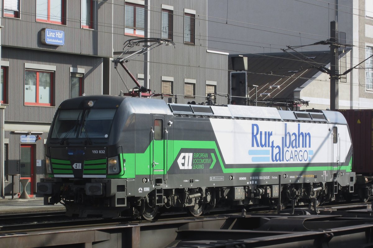 Over a container train, RTB 193 832 was photographed at Linz Hbf on 15 September 2015.