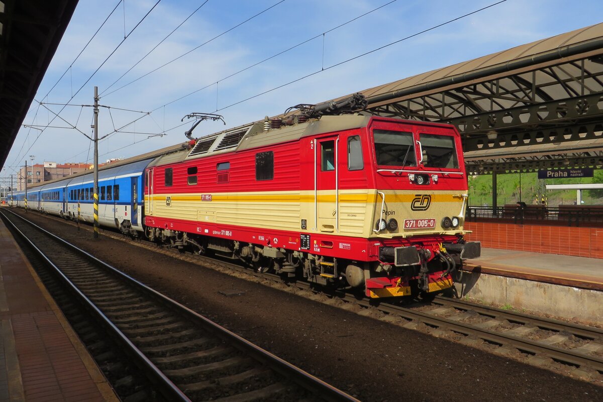 PEPIN, a.k.a. 371 005, calls at Praha hl.n. with an InterJet test train on 22 May 2023.