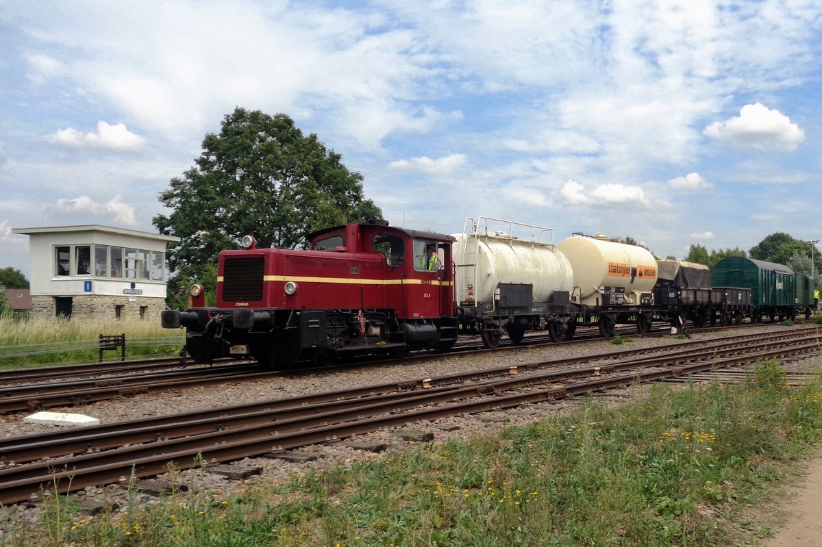 Photo freight,  hauled by ZLSM 332-6 enters Simpelveld from Kerkrade on 8 July 2017.