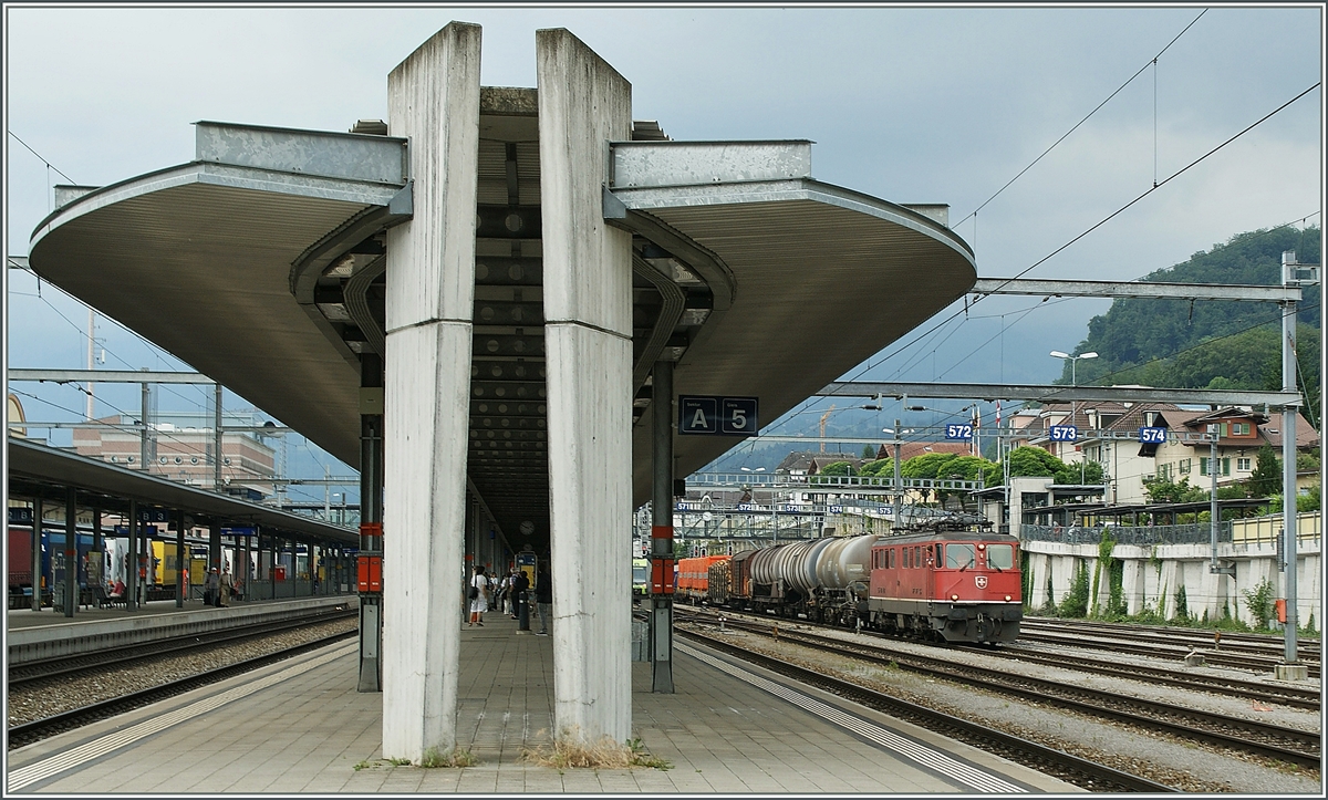 Plattform and Ae 6/6 in Spiez.
29. 06.2011