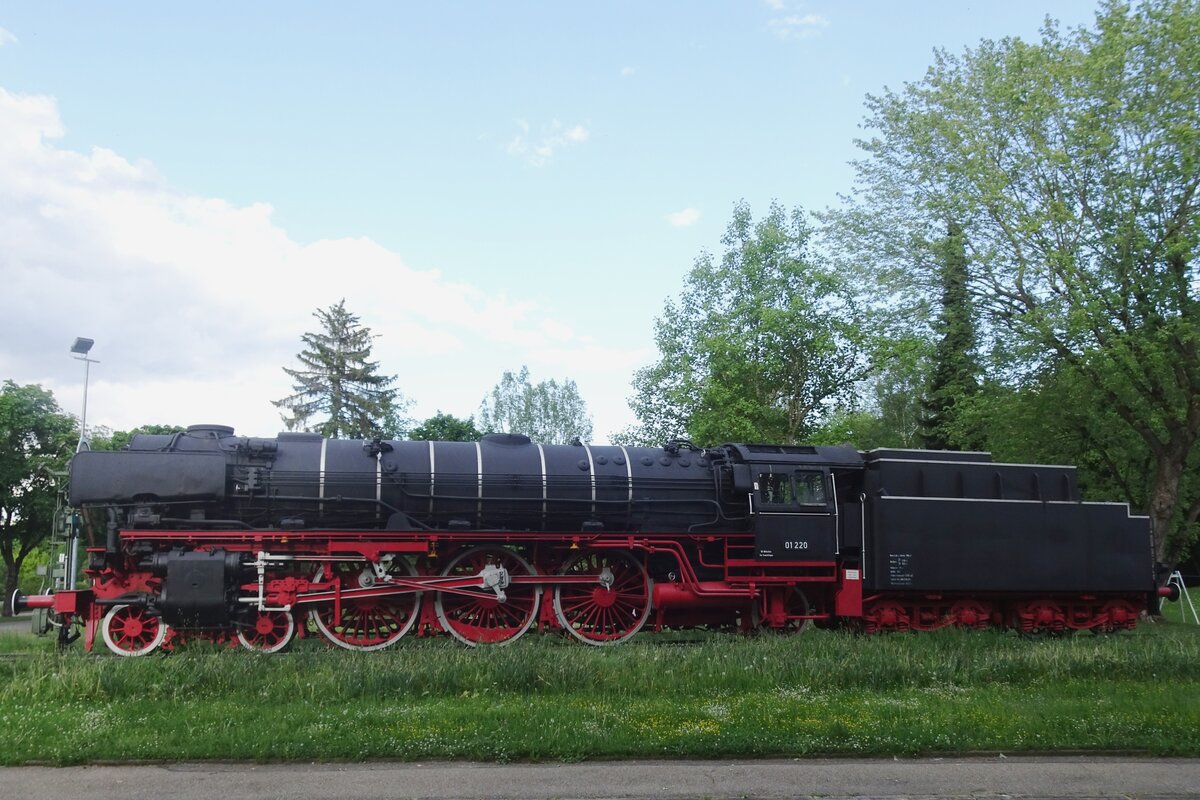 Plinthed Pacific 01 220 stands in Treuchtlingen on 25 May 2022.