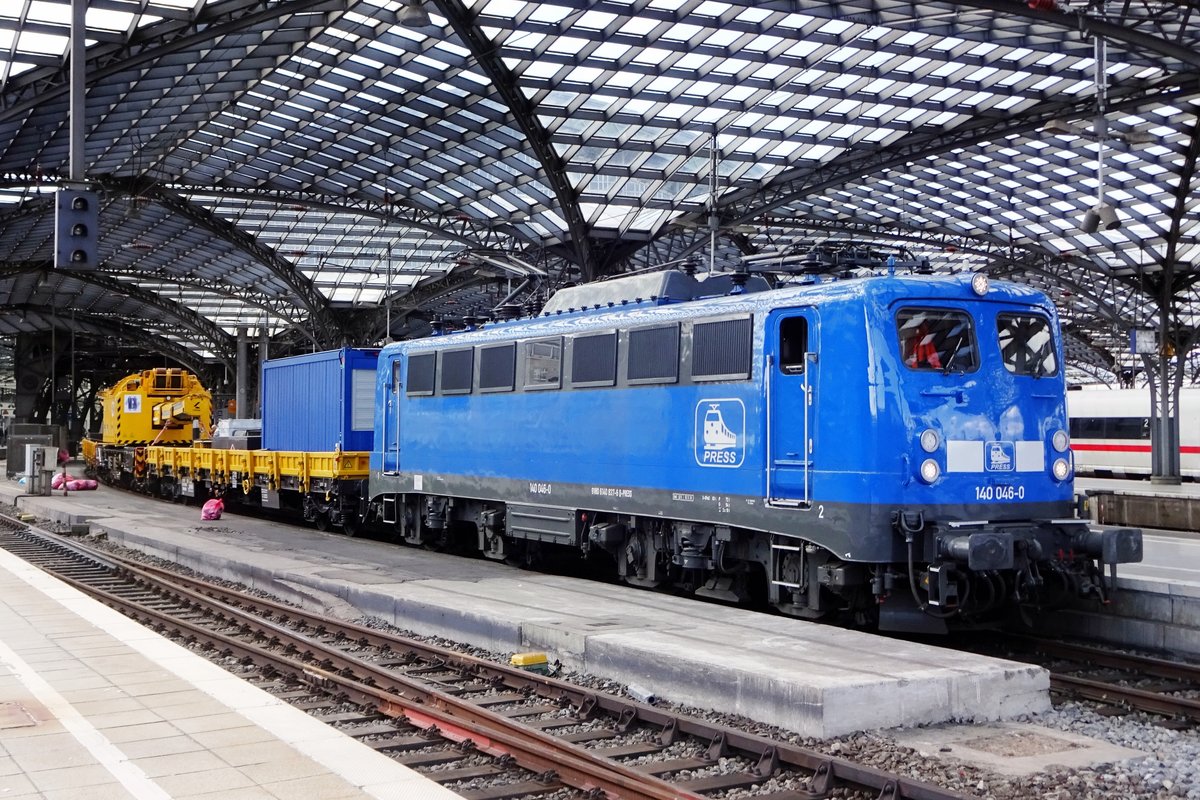 PRESS 140 046 stands on 8 June 2019 at Köln Hbf with an engineering train.