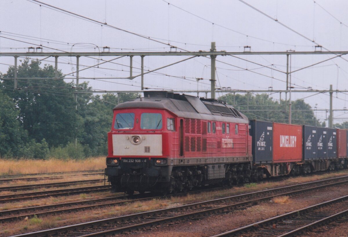 RaiLioN 232 908 enters Nijmegen on 27 November 2003 hauling a diverted container train.