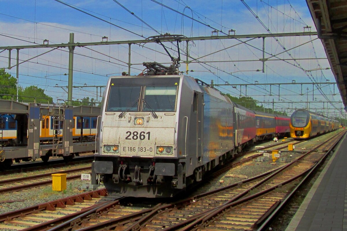 Railpool 186 183 was rented by NMBS for a few years as 2861 and enters Roosendaal on 14 May 2015.