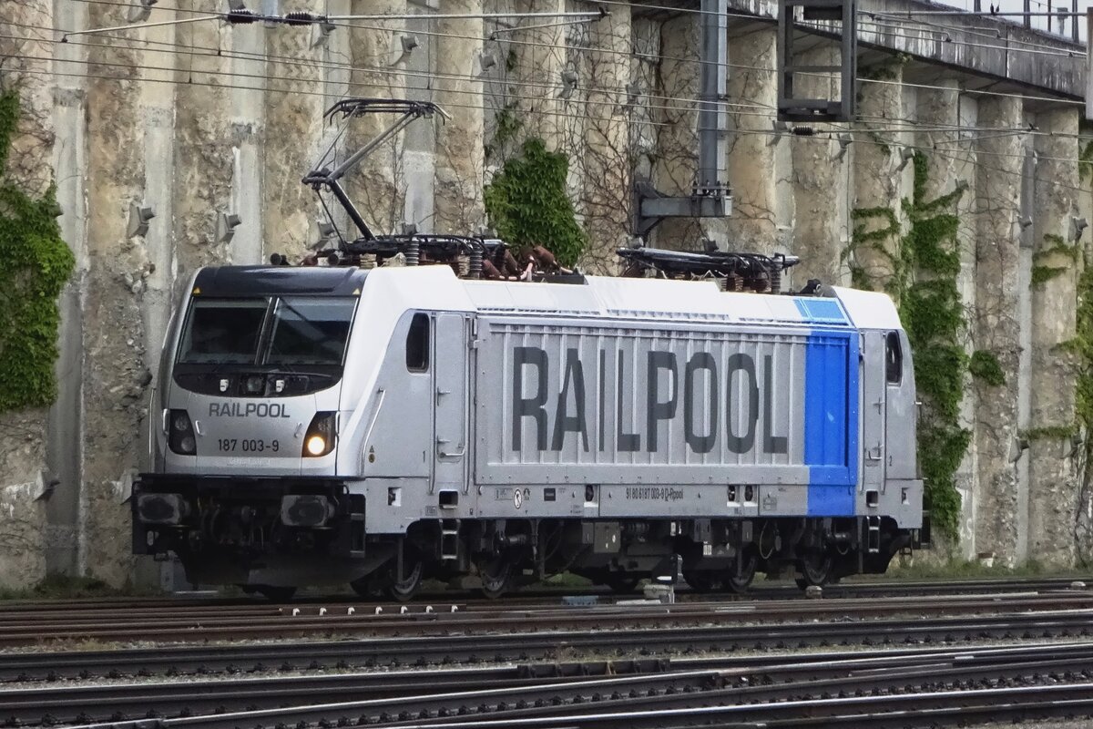 Railpool 187 003 flexes her muscles at Spiez during trials on 29 May 2019.