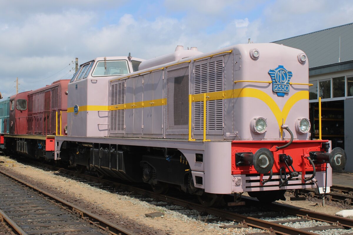 Railway Bishop: former NS 2530 enjoys the Sun at the VSM headquarters in Beekbergen on 28 July 2023. Due to her unique purple-pinkish colours, 2530 earned the nickname Bishop. In 2019 VSM restored the till then brown Bishop in the purple-pink investiture.