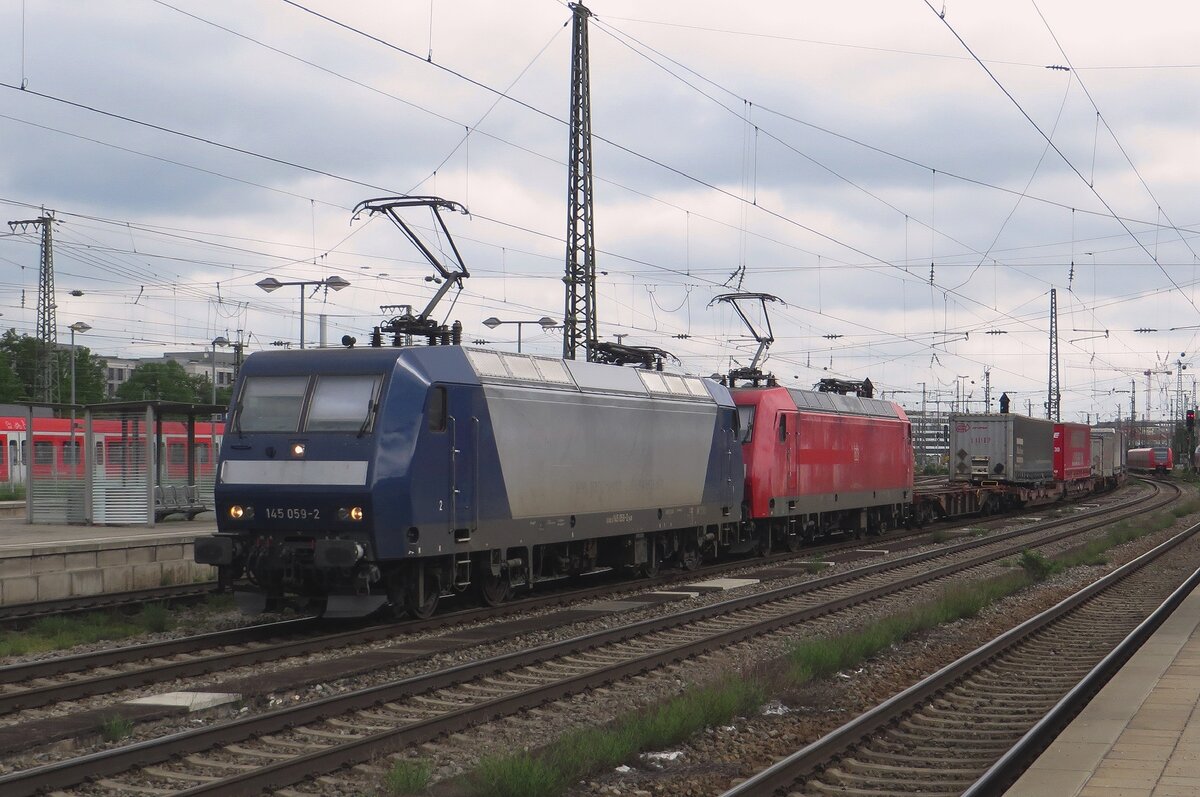 RBH 145 059 has lost her stickers and passes on 19 May 2023 through München Ost with a north bound intermodal train.