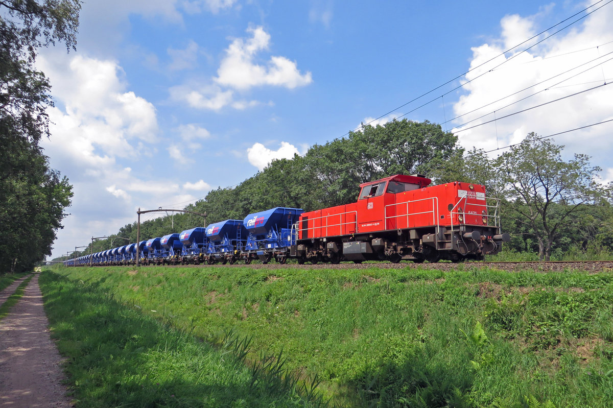Red and blue: 6421 hauls an enginering train through Tilburg Oude Warande on 19 July 2020.