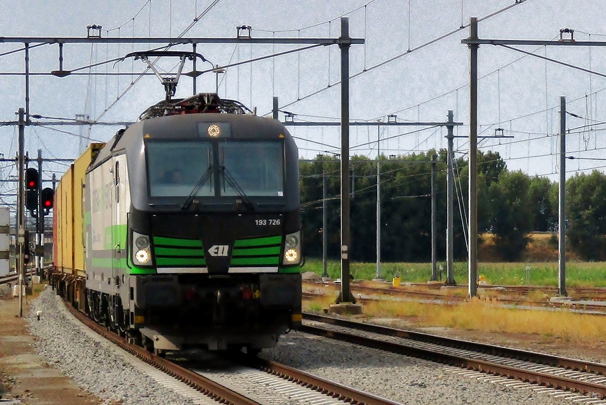 Returning with a south bound freight, RTBC 193 726 passes through Lage Zwaluwe on 19 July 2018, this time without any hitch-ups.