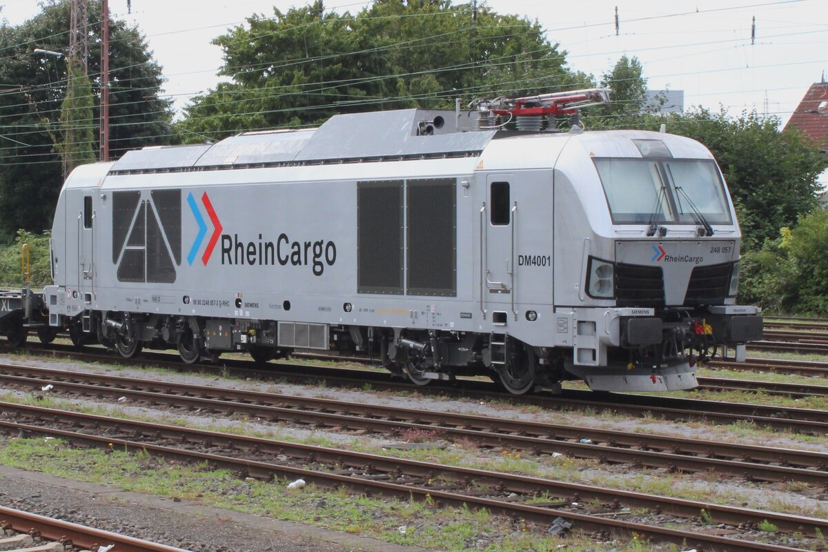 RheinCargo 248 057 stands passively at Gladbeck west on 10 August 2023. The 248 is a Diesel Vectron with an added pantograph. 