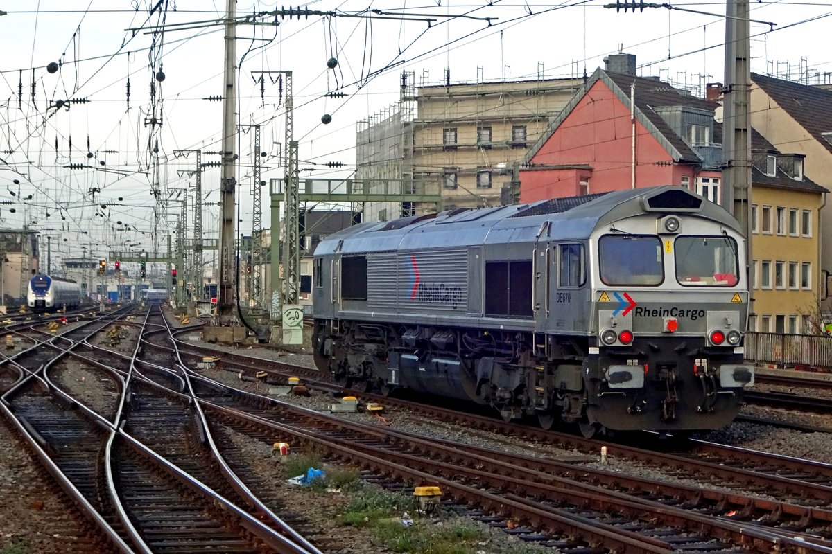 RheinCargo/HGK DE 670 passes solo through Köln Hbf on 30 December 2019.