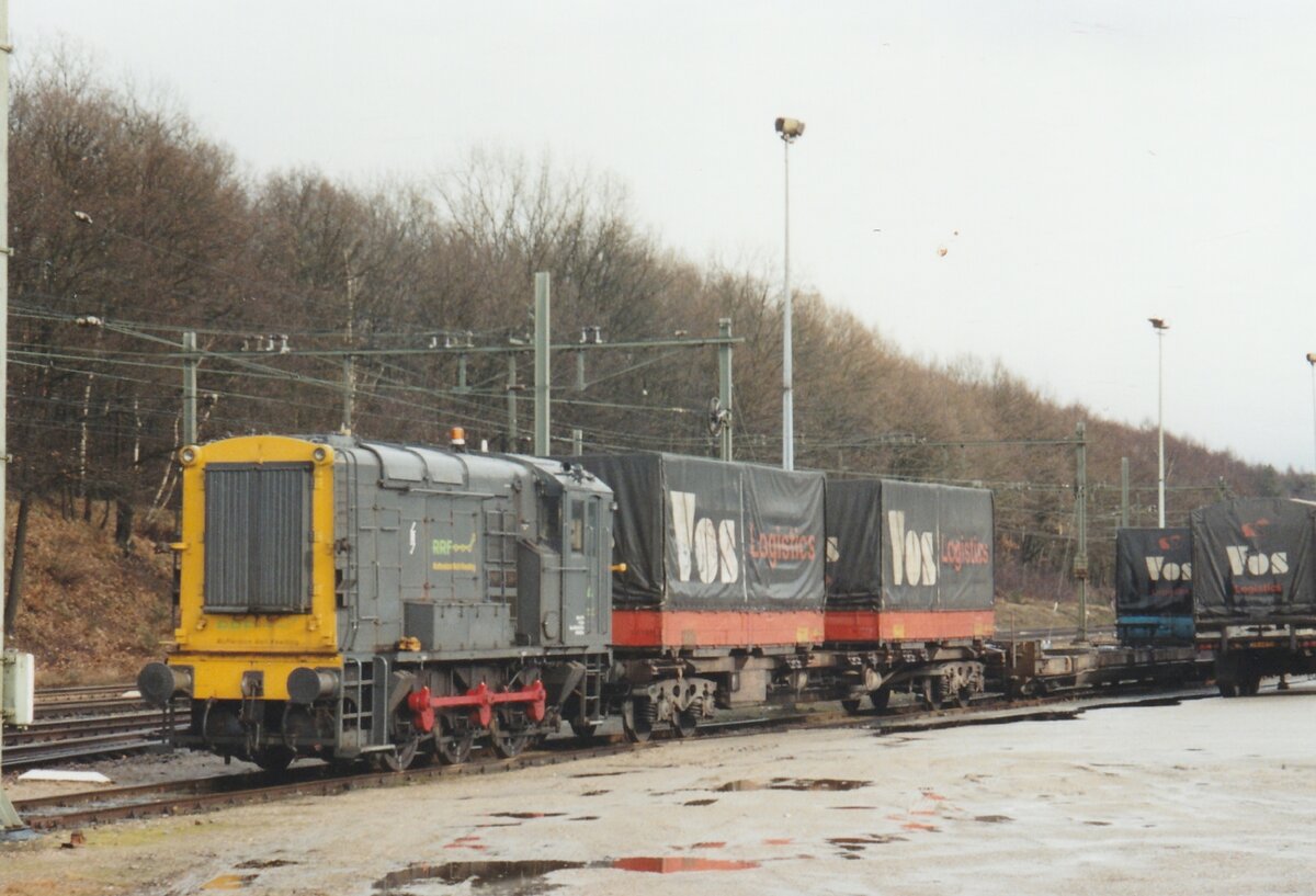 RRF-4 shunts at Ede-wageningen on 26 June 2007. The VOS intermodal train, RRF-4 and the entire freight site at Ede-Wageningen have disappeared over time.