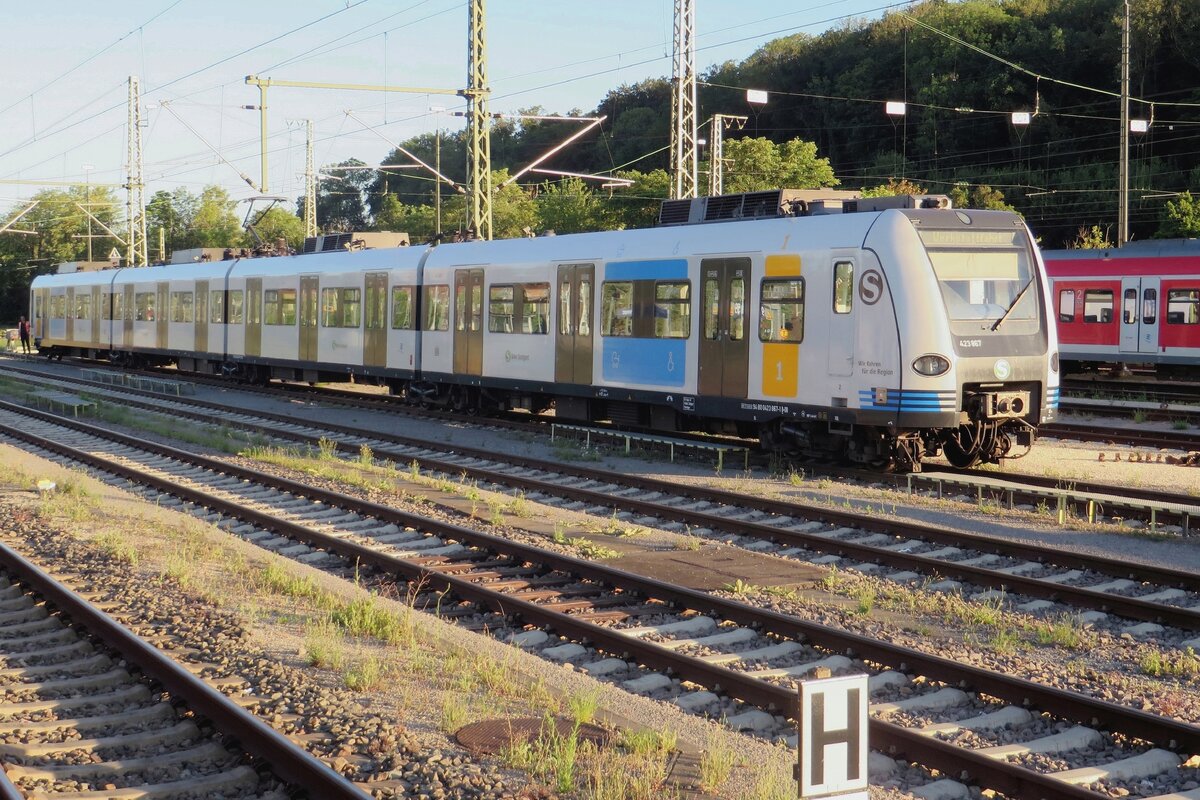 S-Bahn Stuttgart 423 867 stands at Plochingen on the evening of 9 July 2022.