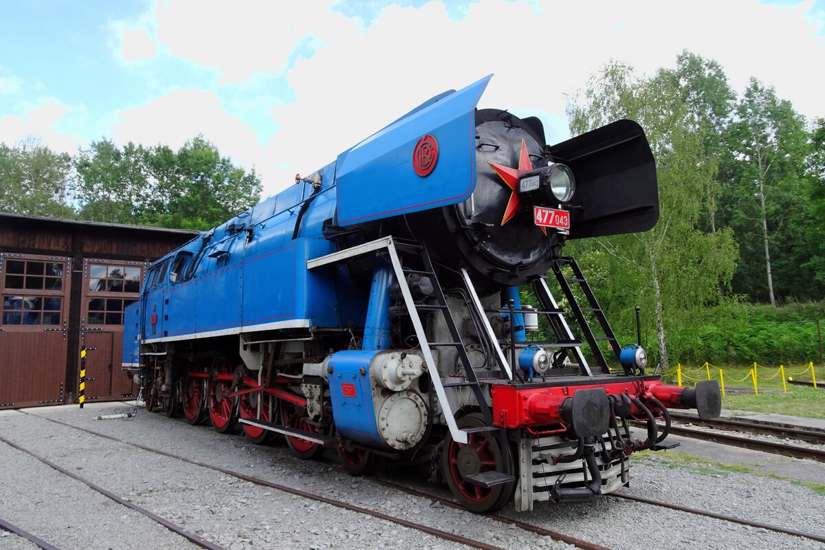 Sadly no longer active, but still a beauty: Papousek 477 043 stands at Luzna u Rakovnika on 12 June 2022 but remains to a stand still since her boiler certificate expired.