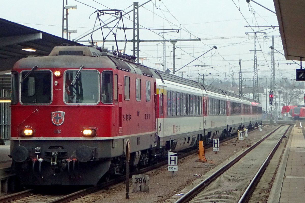 SBB 11112 prepares with IC 283 at Singen (Hohentwiel) for departure toward Zürich HB on 3 January 2020.