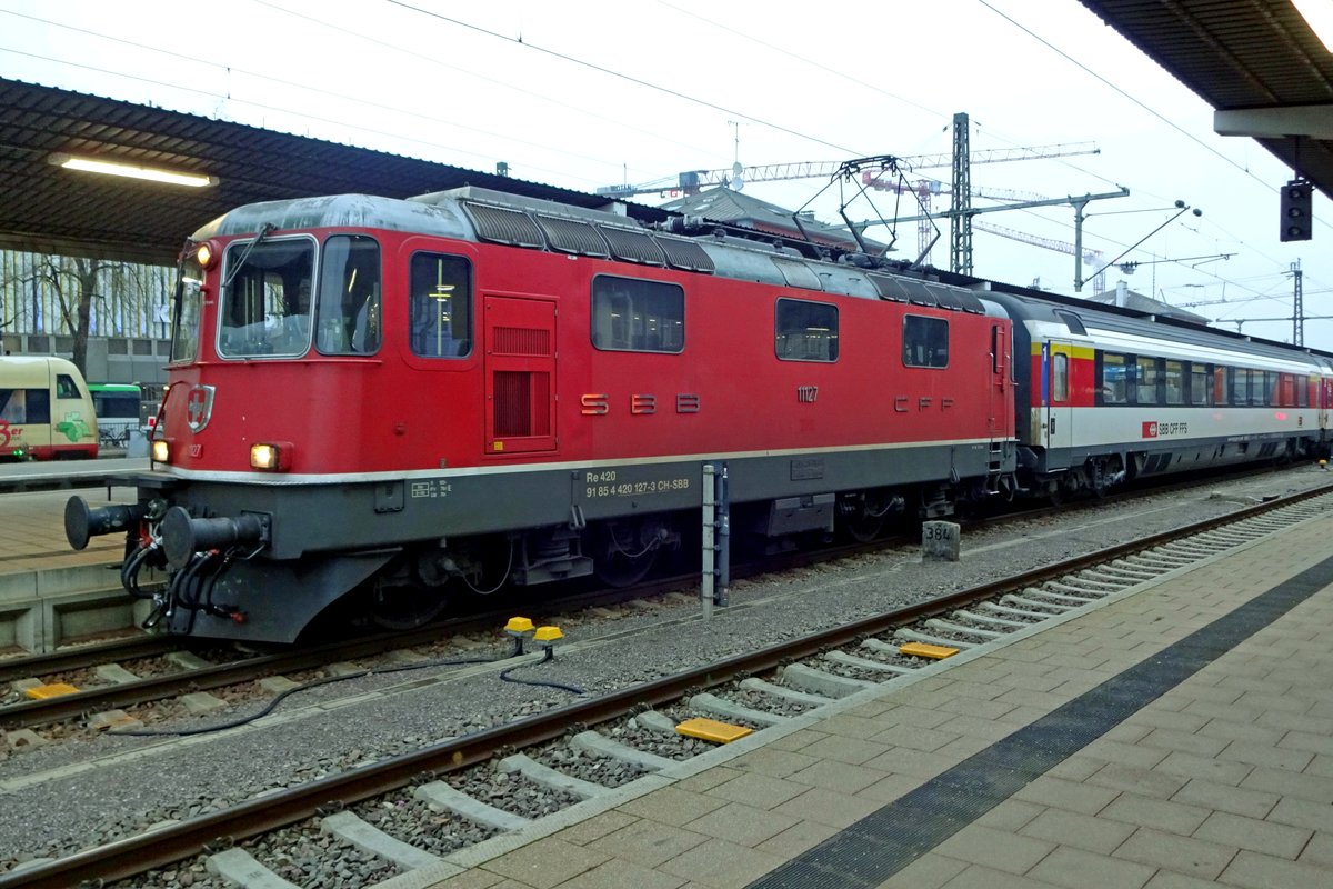SBB 11127 stands in Singen (Hohentwiel) on the evening of 2 January 2020.