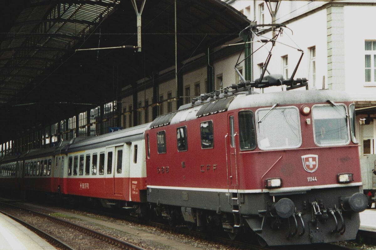 SBB 11144 calls at Olten on 17 June 2001. The coaches still carry the experimental Swiss-Express livery, but will go to BLS in a few years until being decommissioned there from 2022.
