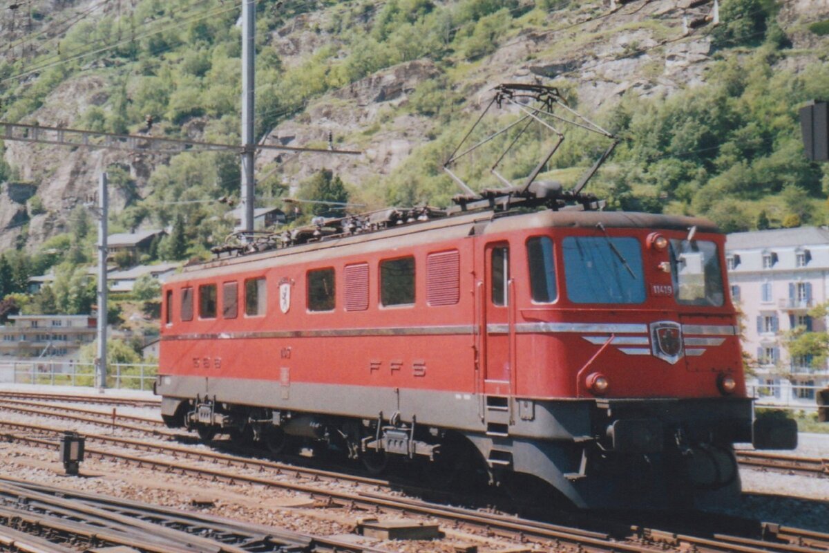 SBB 11419 passes through Brig on 19 May 2006.