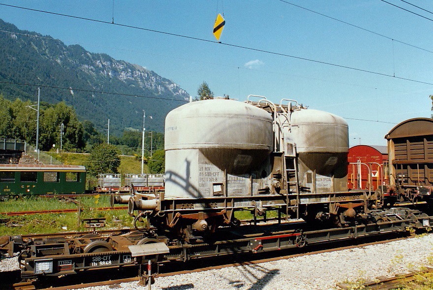SBB-CFF Covered Hopper Wagon Ucs piggybacked on the Ua9848 of the SBB-CFF Brünigbahn , now ZB Zentralbahn, in Interlaken-Ost, August 1993