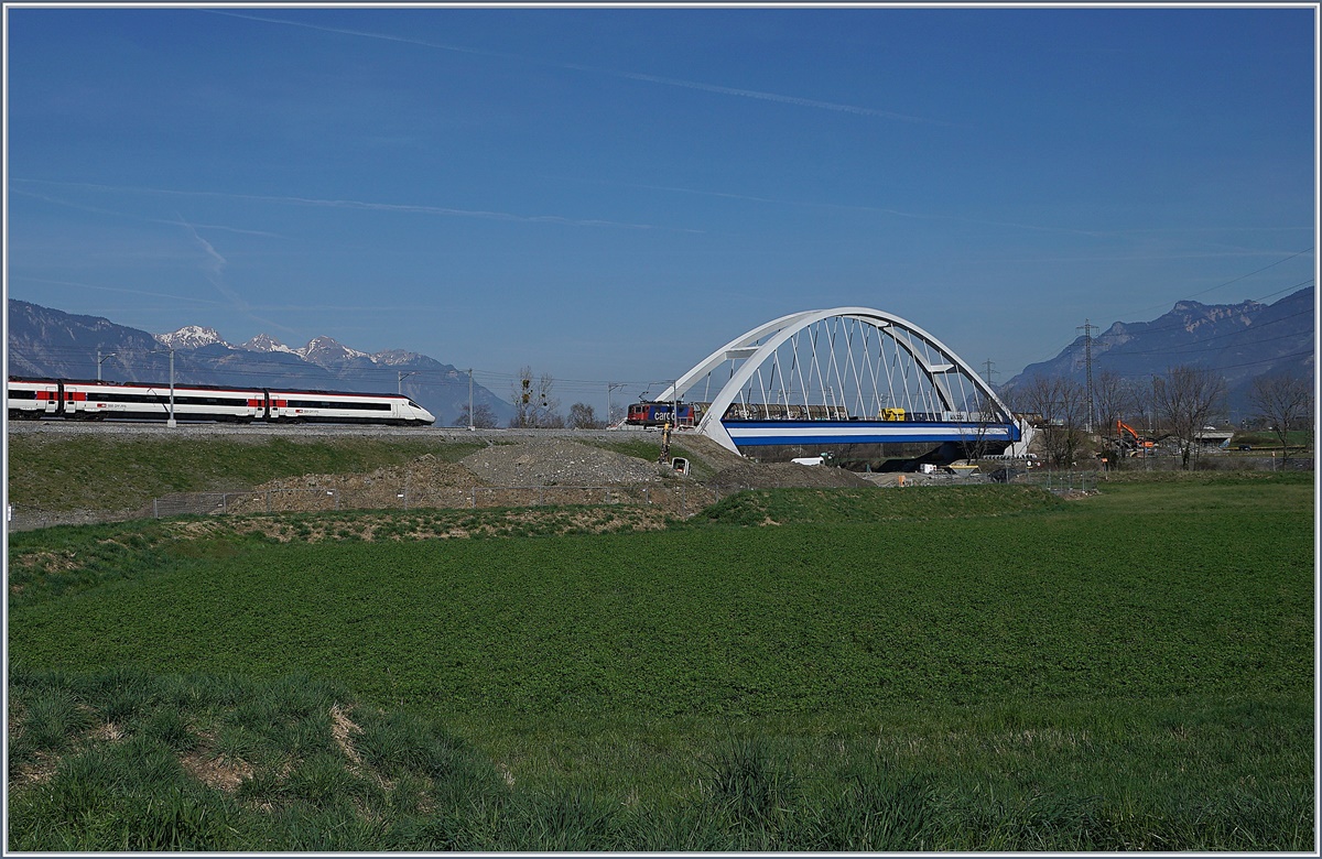 SBB ETR 610 to Geneve and a Re 4/4 II wiht a Cargo train between St Maurice and Bex.
27.03.2017