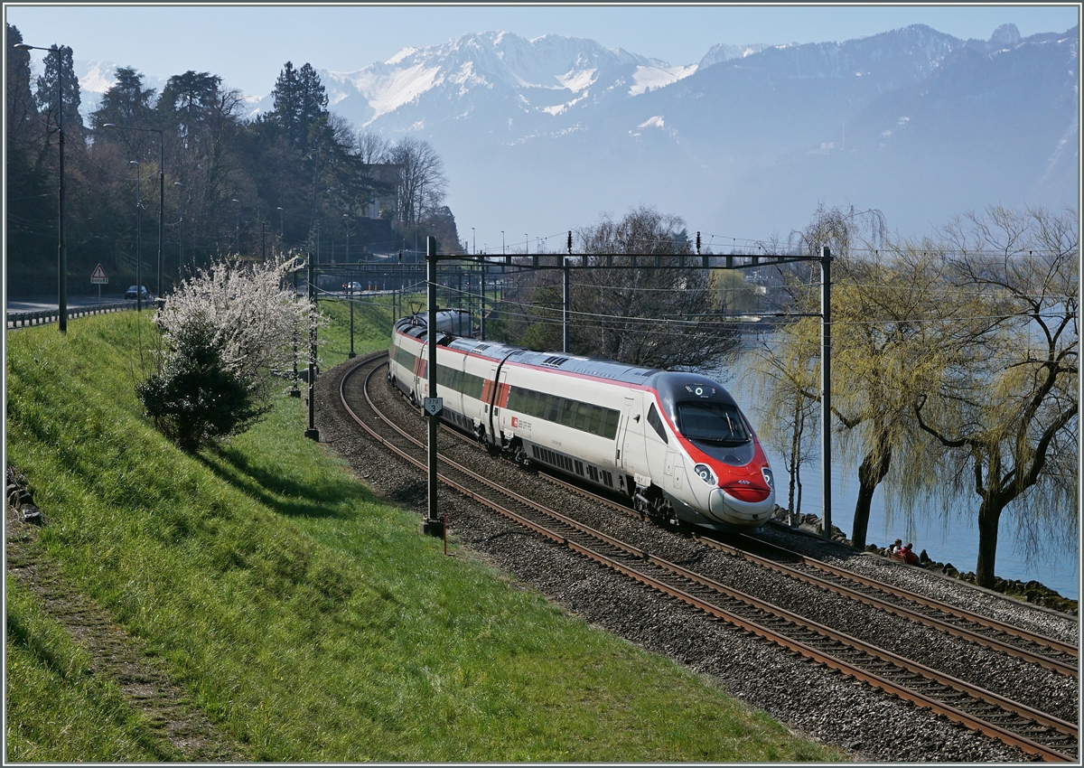 SBB RABe 503 (ETR 610) from Milan to Geneva near Villenenveuve.
19.03.2016
