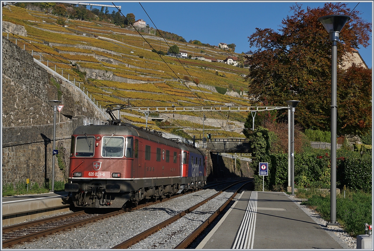 SBB Re 620 021-6 and Re 620 039-8 in Rivaz.
16.10.2017