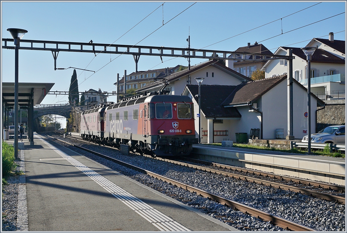 SBB Re 620 039-8 and 021-6 in Rivaz.
16.10.2017