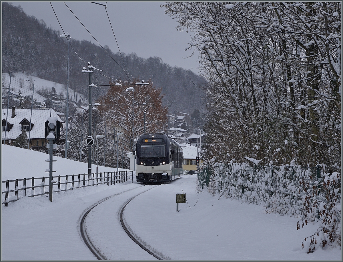 Shortly after the Château de Blonay stop he is the CEV MVR SURF GTW ABeh 2/6 7507 on the way to Vevey.

Jan 25, 2021
